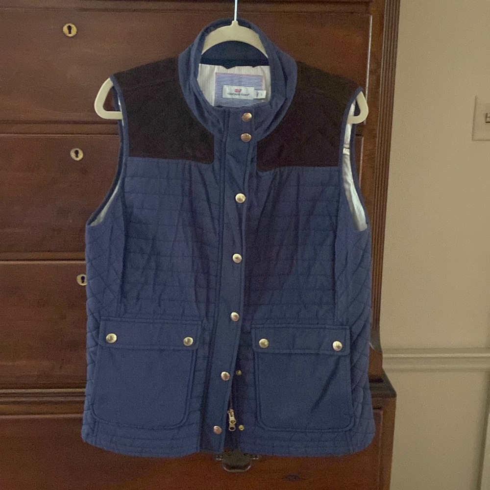 Vineyard vines quilted vest with suede accents. Wonderful layering piece!